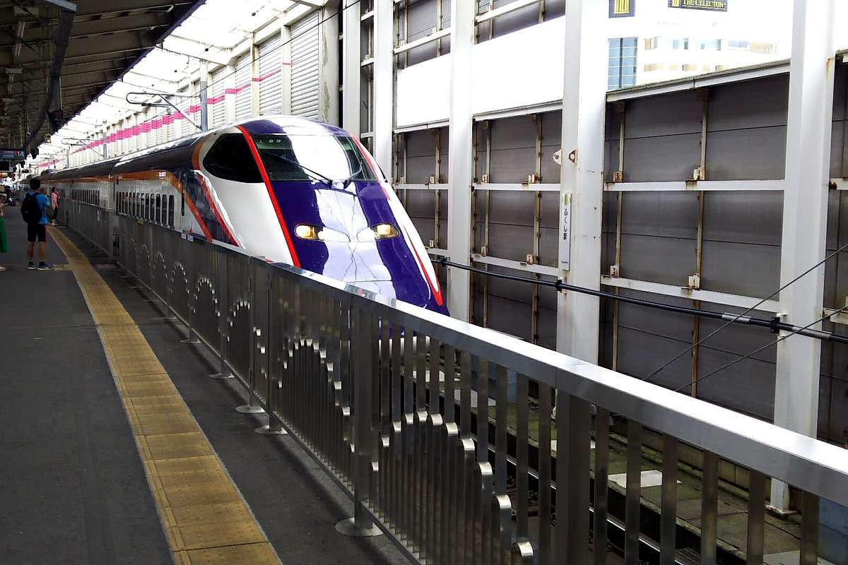 山形新幹線「つばさ」は福島駅14番線から在来線へ