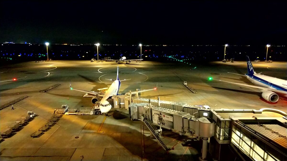 夜の羽田空港