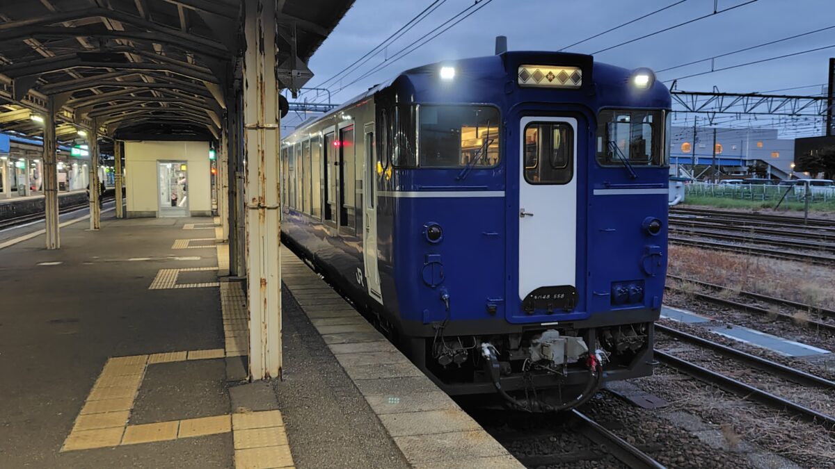 直江津駅で乗務員が交代するために停車する越乃Shu*Kura