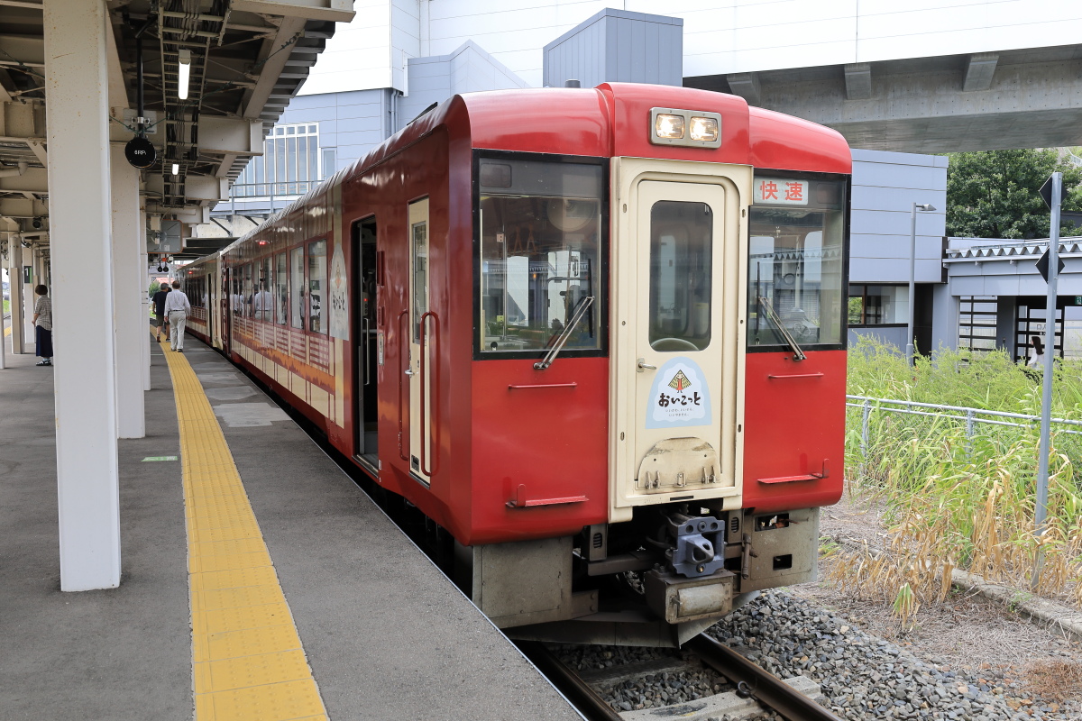 飯山線を走る観光列車「おいこっと」