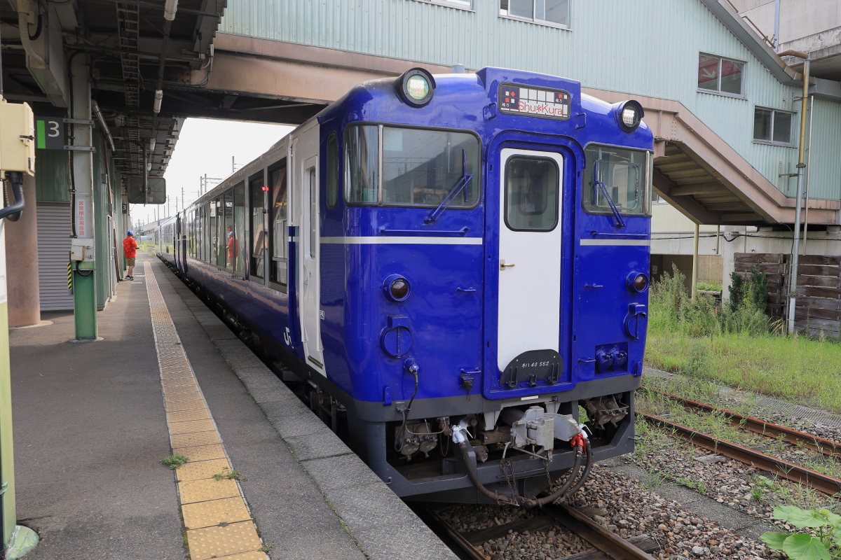 十日町駅で発車を待つ「越乃Shu*Kura」