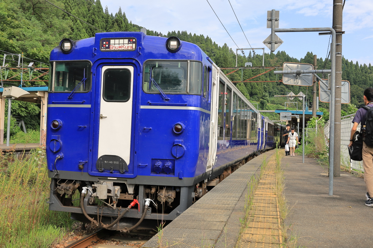 越後川口駅に停車中の越乃Shu*Kura