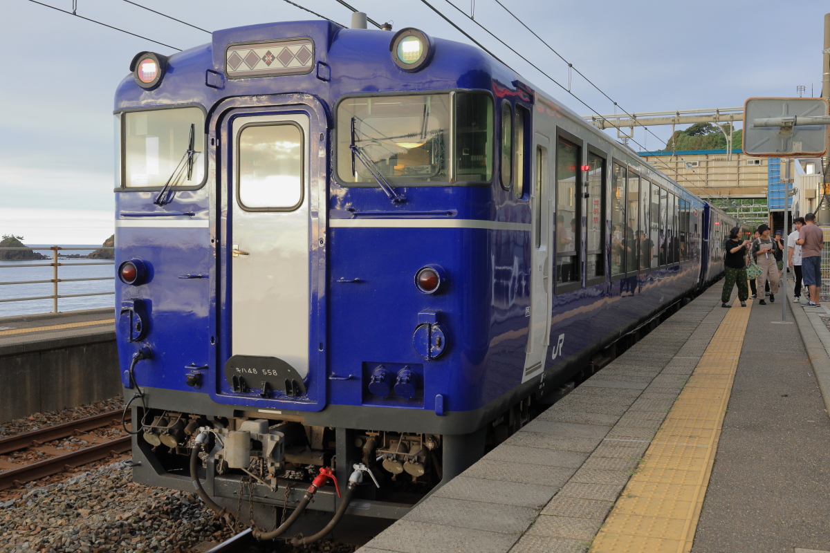 青海川駅に停車中の越乃Shu*Kura