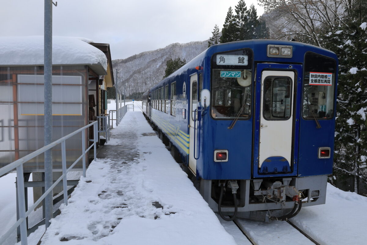 阿仁マタギ駅に到着した秋田内陸線の列車